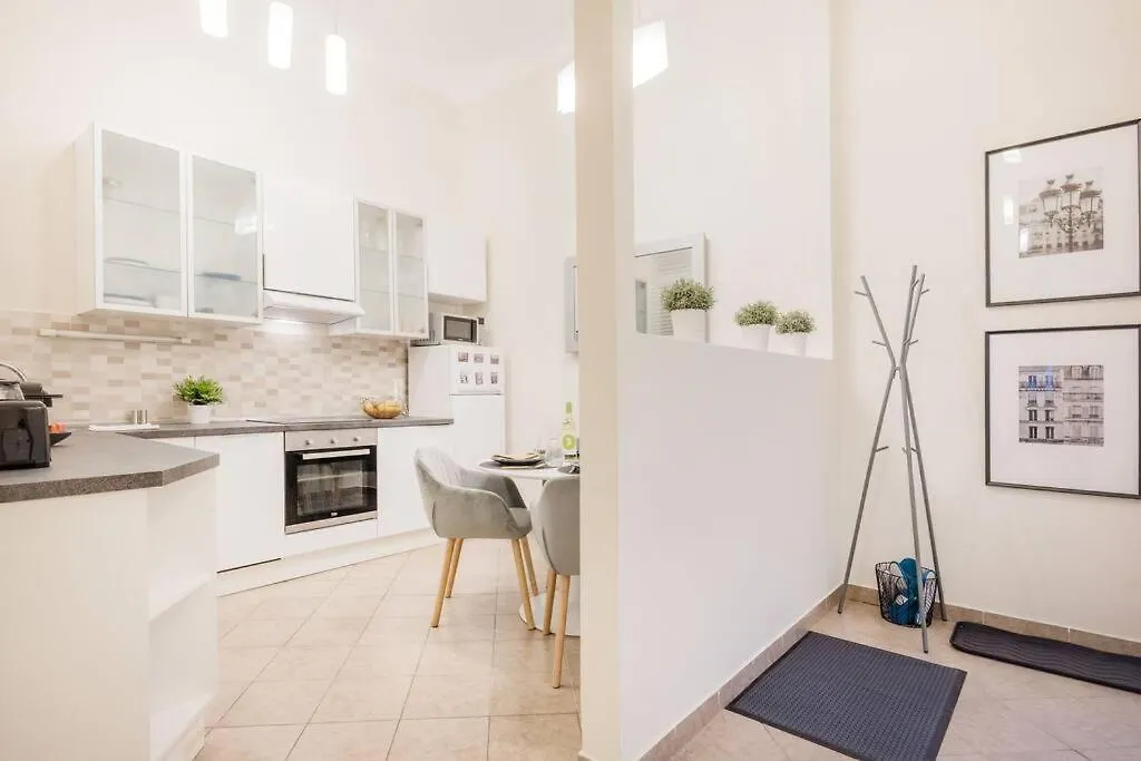 Modern And Stylish 2-Bedroom In The City Center Budapešť