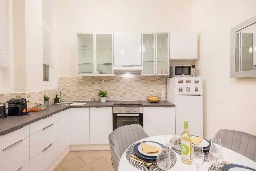 Modern And Stylish 2-Bedroom In The City Center Budapešť Apartmán