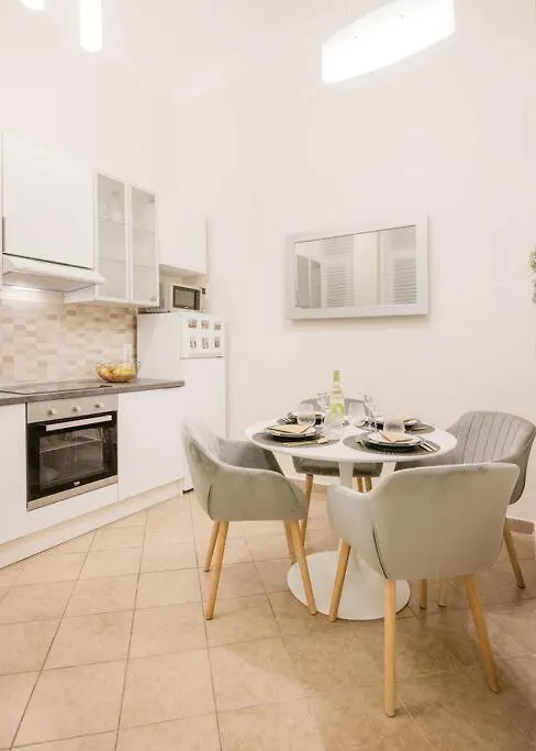 Apartmán Modern And Stylish 2-Bedroom In The City Center Budapešť