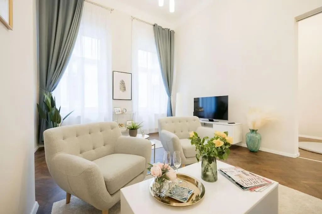 Modern And Stylish 2-Bedroom In The City Center Budapešť